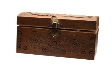 Beyaz arka plan üzerinde küçük ahşap kutu