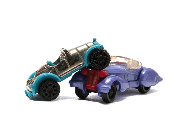 Dua mobil mainan tua difoto dekat pada latar belakang putih — Stok Foto