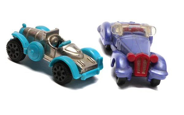 흰색 바탕에 클로즈업 촬영 하는 2 개의 오래 된 장난감 자동차 — 스톡 사진