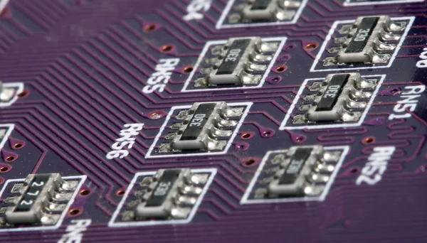 在 Pcb 上的许多电阻器拍摄特写 — 图库照片