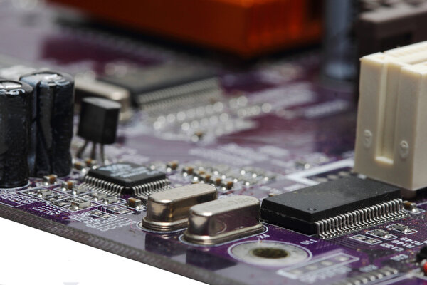 пыльная старая материнская плата сфотографирована крупным планом
