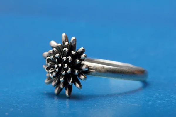 Belo anel de prata fotografado close-up — Fotografia de Stock