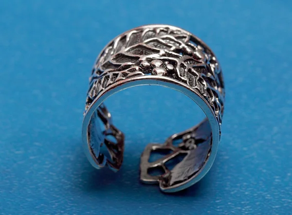Velký stříbrný prsten na modrém pozadí — Stock fotografie