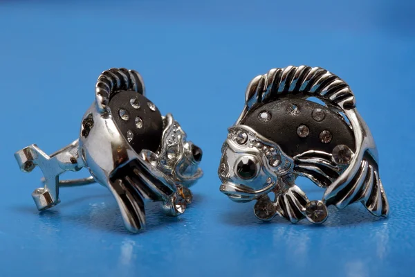 Brincos de prata na forma de peixe com inserção preta — Fotografia de Stock