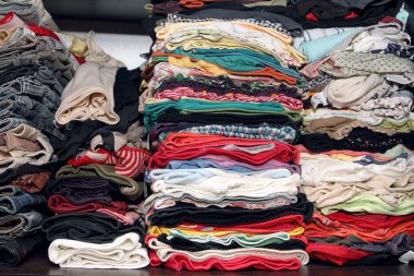 Dolapta birçok farklı kıyafetler