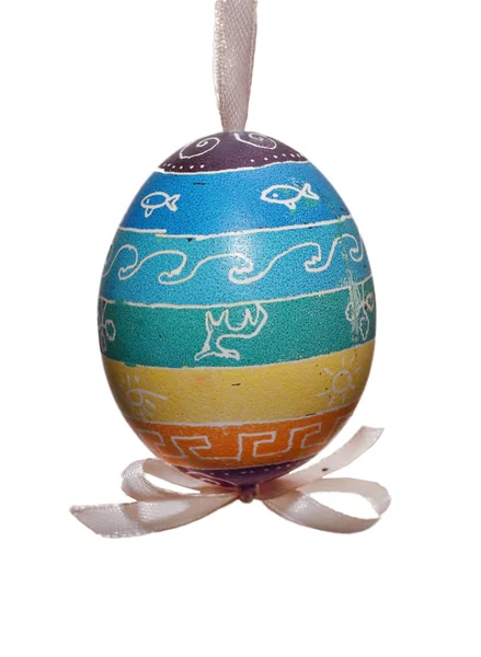 Decorazione interessante di uova di Pasqua su sfondo bianco — Foto Stock