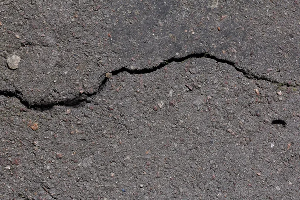 Textura de asfalto viejo con una gran grieta — Foto de Stock
