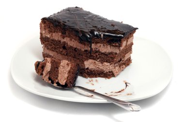 Beyaz bir plaka üzerinde küçük çikolatalı kek