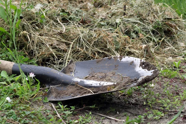 Shovel photographed close-up on garden work — Stock Photo, Image