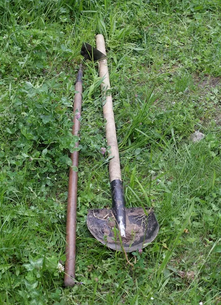 Pala y azada sobre hierba verde — Foto de Stock