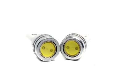 Beyaz bir arka plan üzerinde eski küçük Led ampuller