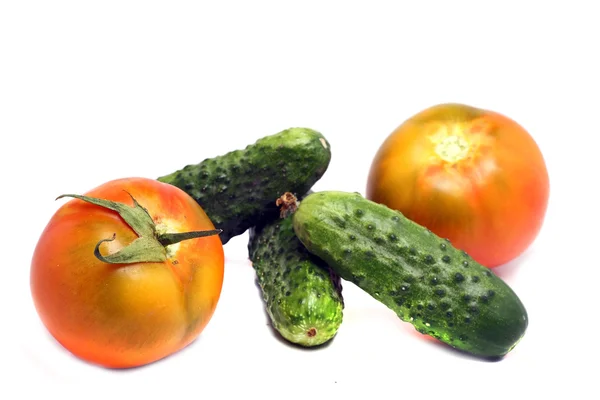 Pepinos y tomates aislados sobre blanco —  Fotos de Stock