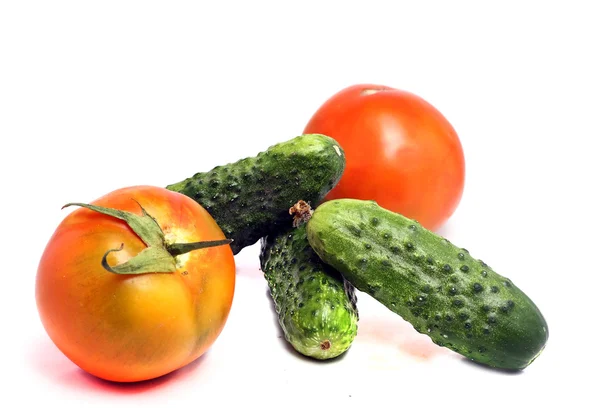 Concombres et tomates isolés sur blanc — Photo