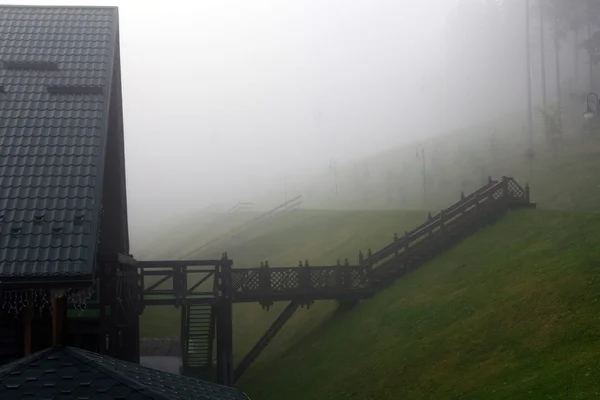 Mistige ochtend in een klein Oekraïense stadje — Stockfoto