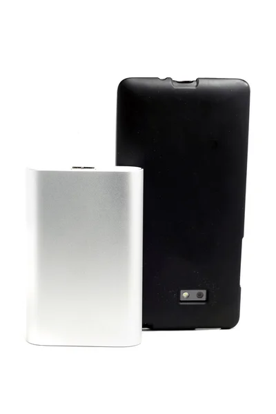 Stoffige mobiele telefoon en een externe batterij op een witte achtergrond — Stockfoto