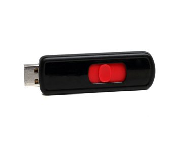 Beyaz arkaplanda siyah USB flaş bellek
