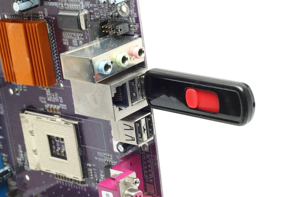 Clé USB insérée dans la carte mère poussiéreuse — Photo