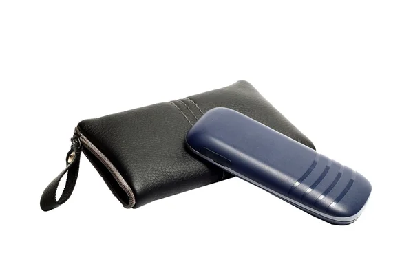 Черный кожаный чехол для мобильного телефона на белом фоне — стоковое фото
