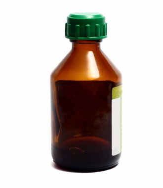 Beyaz bir arka plan üzerinde ilaçlar için küçük bir kahverengi şişe