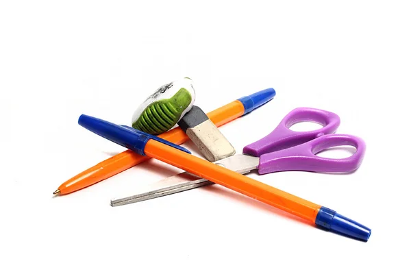 Pero, nůžky a gumy na bílém pozadí — Stock fotografie