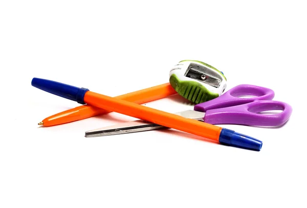 Długopis, nożyczki i na białym tle — Zdjęcie stockowe