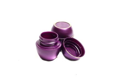 küçük Menekşe kap beyaz bir arka plan üzerinde kozmetik anlamına gelir