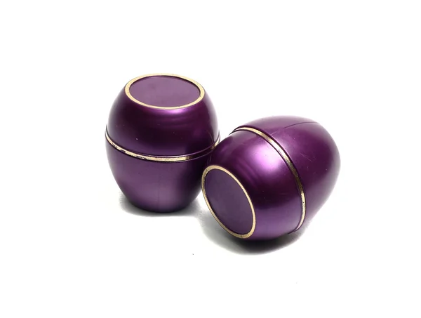 Pequeno container violeta de meios cosméticos em um contexto branco — Fotografia de Stock