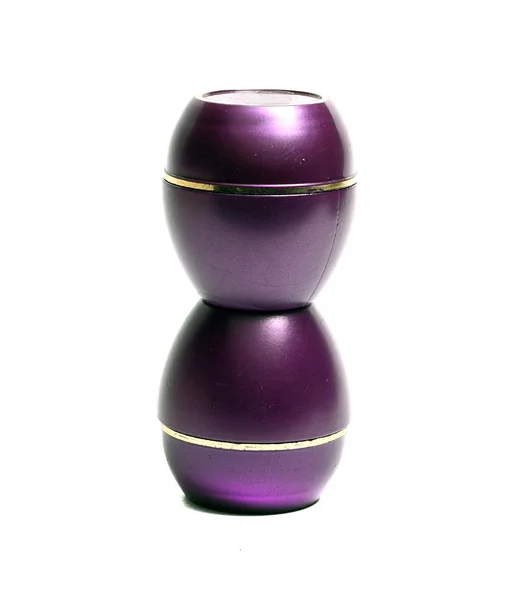 Kleines violettes Gefäß mit kosmetischen Mitteln auf weißem Hintergrund — Stockfoto
