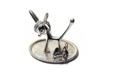 Beyaz bir arka plan üzerinde eski metal heykelciği eşek