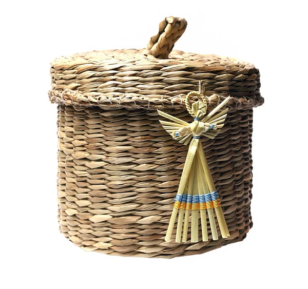 Uma pequena cesta de vime com tampa sobre um fundo branco — Fotografia de Stock