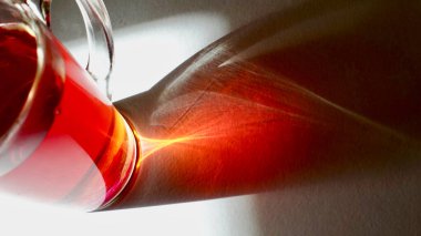    Bir fincan çay yakın plan. ışık ve gölge                            