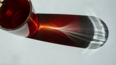    Bir fincan çay yakın plan. ışık ve gölge                            