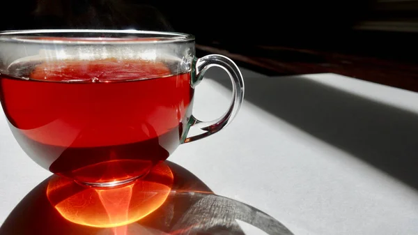 Tasse Tee Nahaufnahme Licht Und Schatten — Stockfoto