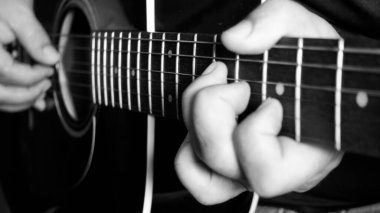 Müzisyen stüdyoda gitar çalıyor. 