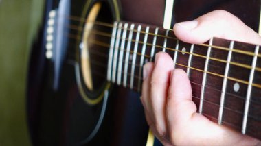 Müzisyen stüdyoda gitar çalıyor. 