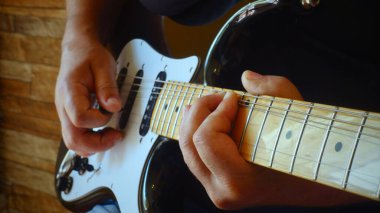 Müzisyen stüdyoda gitar çalıyor. 