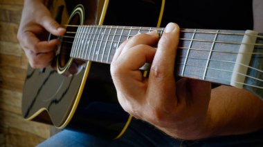 Müzisyen stüdyoda gitar çalıyor. 