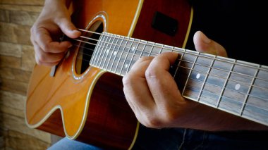 Müzisyen stüdyoda gitar çalıyor. 