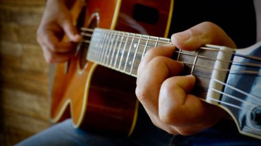 Müzisyen stüdyoda gitar çalıyor. 