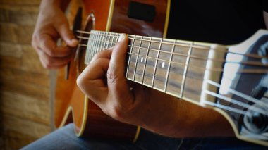 Müzisyen stüdyoda gitar çalıyor. 