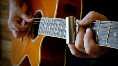 Müzisyen stüdyoda gitar çalıyor. 