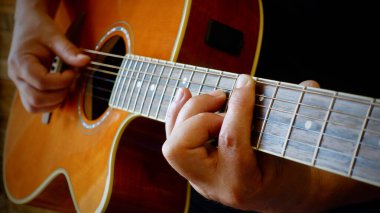 Müzisyen stüdyoda gitar çalıyor. 