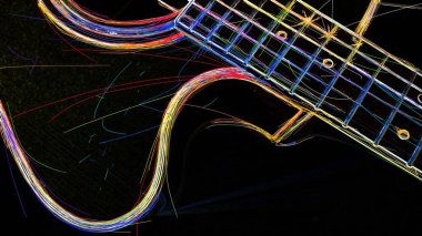 Gümüşün yakın çekimi. Karanlık arka plan. soyut neon resim