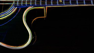 Gümüşün yakın çekimi. Karanlık arka plan. soyut neon resim