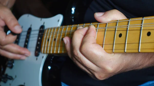 Músico Toca Guitarra Estúdio — Fotografia de Stock