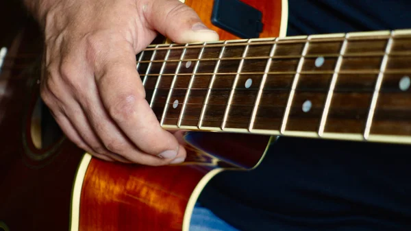 Muzikant Speelt Gitaar Studio — Stockfoto