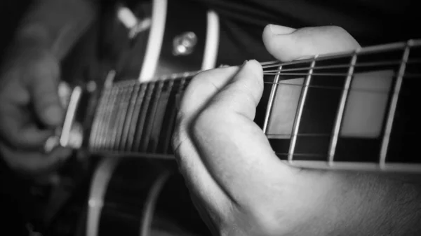 Μουσικός Παίζει Κιθάρα Στο Στούντιο — Φωτογραφία Αρχείου