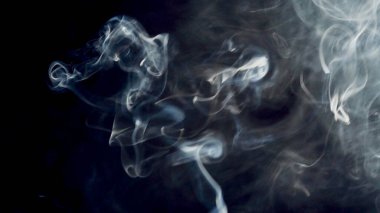 Sağlıksız bir yaşam tarzı. sigara dumanı bulutları sanatsal soyut desenleri çeker. koyu arkaplan