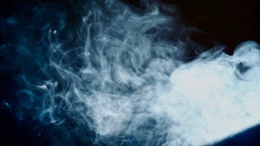 Sağlıksız bir yaşam tarzı. sigara dumanı bulutları sanatsal soyut desenleri çeker. koyu arkaplan