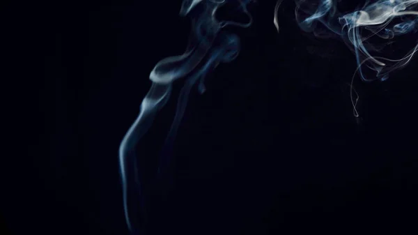 不健康な生活様式 タバコの煙雲は芸術的な抽象的なパターンを描く 暗い背景 — ストック写真
